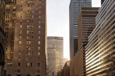 Aşağıdan gün batımı ile new york ışığına gökdelen.