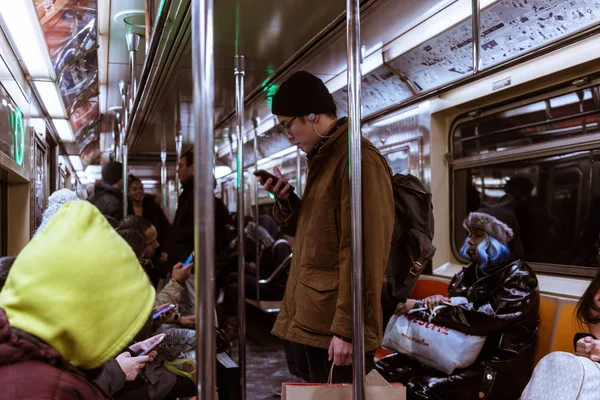 NYC / USA 02 JAN 2018 - metrô de Nova York, todos os dias com as pessoas . — Fotografia de Stock