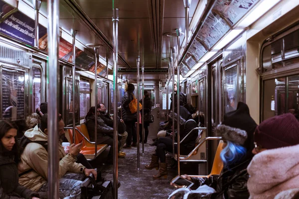 NYC / USA 02 JAN 2018 - metrô de Nova York, todos os dias com as pessoas . — Fotografia de Stock