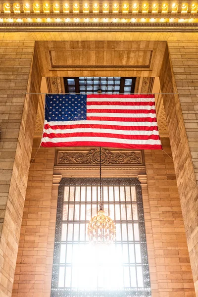 Amerikaanse vlag met rustieke muur achter. — Stockfoto