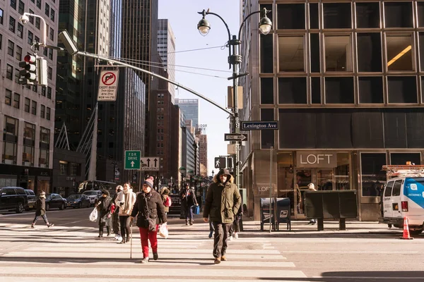 New York-USA-ban 02 Jan 2018 - People crossing a crosswalk, a New York-i utca. — Stock Fotó