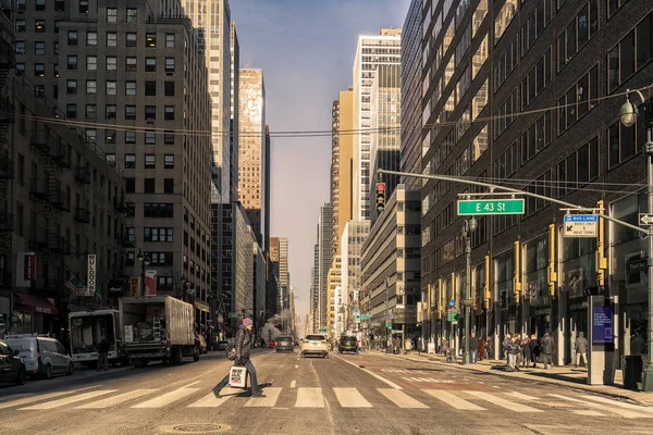 NYC / USA 02 JAN 2018 - Personnes traversant le passage piétonnier sur New York Street . — Photo