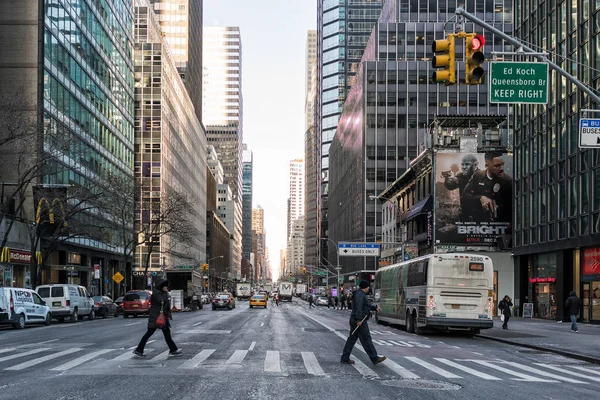 NYC / USA 02 ENE 2018 - Gente cruzando el paso de peatones en la calle Nueva York . —  Fotos de Stock