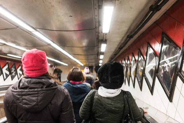 뉴욕/미국 02 1 월 2018-뉴욕 지하철의 계단을 내려가 사람. — 스톡 사진