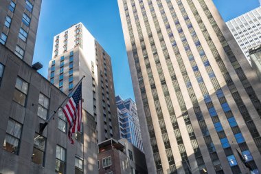 Gökdelenler Amerikalı ile aşağıda görülen bayrak.