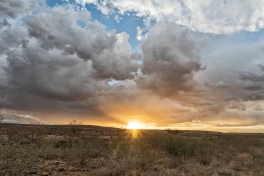 Namibya Çölü giderken günbatımı.