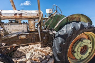 Traktör Namibya Çölü'nde terk edilmiş. Solitaire bilinen yerel.