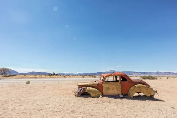 Oude en verlaten auto in de woestijn van Namibië, ter plaatse bekend als solitaire. — Stockfoto