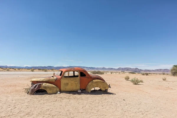 ナミビアの砂漠、スポットひとつはめの宝石として知られているの古く、断念された車. — ストック写真