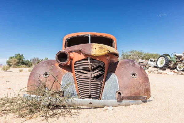 Oude en verlaten auto in de woestijn van Namibië, ter plaatse bekend als solitaire. — Stockfoto