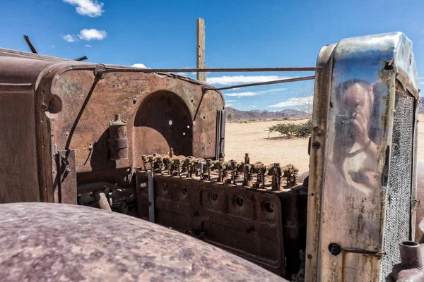 Oude en verlaten automotoren in de Namibische woestijn, ter plaatse bekend als solitaire. — Stockfoto