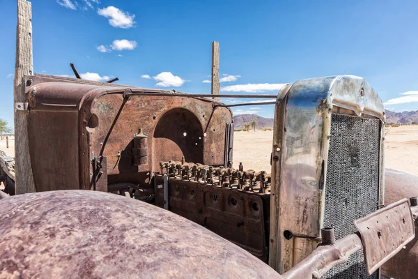 Oude en verlaten automotoren in de Namibische woestijn, ter plaatse bekend als solitaire. — Stockfoto