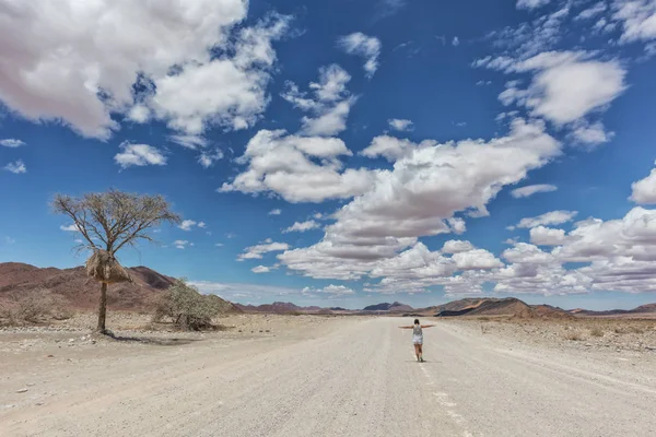 Mladá dívka na pouštní štěrkové cestě z Namibie. — Stock fotografie