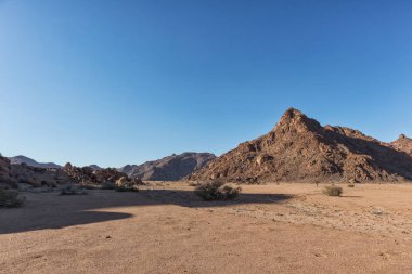 Namibya Çölü'nde rocky Dağları ile manzara. Sesriem, Sossusvlei.