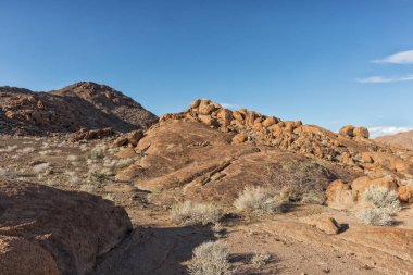 Namibya Çölü'nde rocky Dağları ile manzara. Sesriem, Sossusvlei.