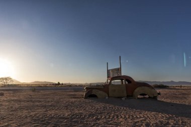 Eski ve terk edilmiş araba Namibya Çölü. Solitaire. Sunrise güzel ışık ile.