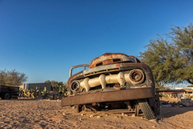 Eski ve terk edilmiş araba Namibya Çölü. Solitaire. Sunrise güzel ışık ile.