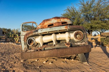 Eski ve terk edilmiş araba Namibya Çölü. Solitaire. Sunrise güzel ışık ile.