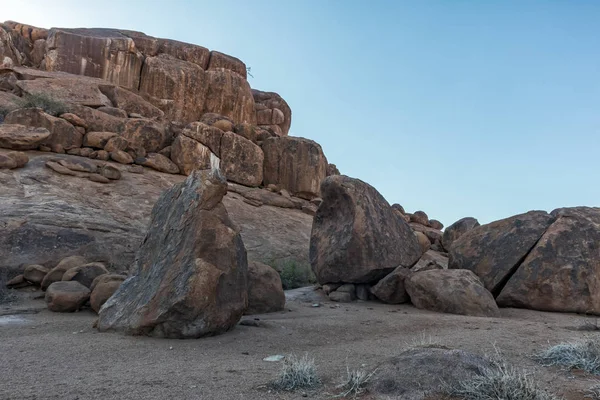 Landschaft mit felsigen Bergen in der namibischen Wüste. sesriem, sossusvlei. — Stockfoto