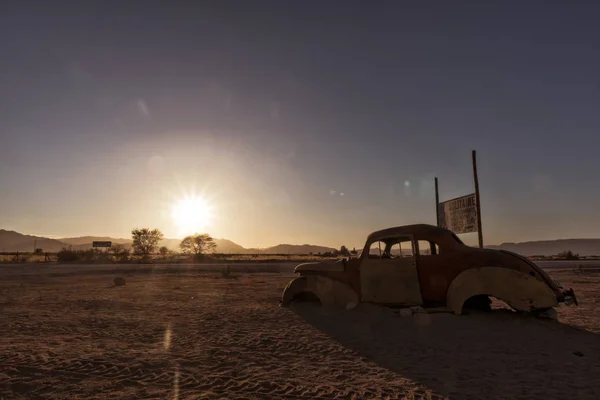 Old and abandoned car in the desert of Namibia. Solitaire. With the beautiful light of the sunrise. — Stock Photo, Image