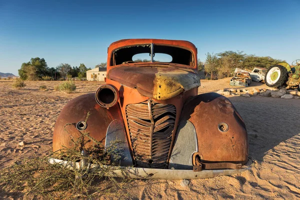 Oude en verlaten auto in de woestijn van Namibië. Solitaire. Met het prachtige licht van de zonsopgang. — Stockfoto