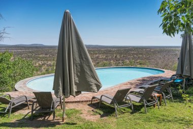 Namibya Afrika savana bakan sandalye ile Havuzu.