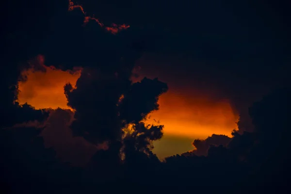 Extrémně Černá obloha s západ slunce. Typické africké oblohy. Namibie. Afrika. — Stock fotografie