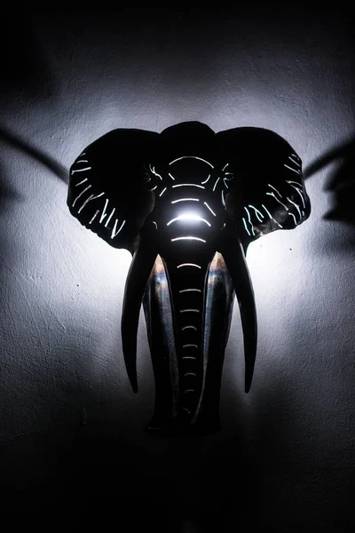 Elefant huvud upplyst bakifrån. Objekt som hänger på väggen. — Stockfoto