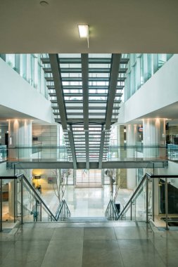 Merdiven metal yapısı ile.