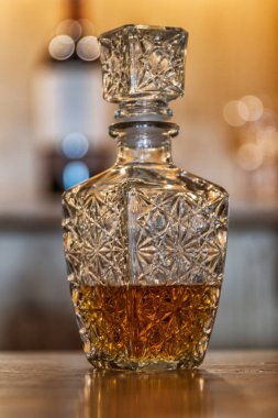 Antika viski şişesi üzerinde bar counter.