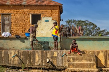 Malanje/Angola - 10 Mar 2018 - Afrikalı çocuklar su çeşme, Afrika, Angola, Malanje kırsal alan oynama.
