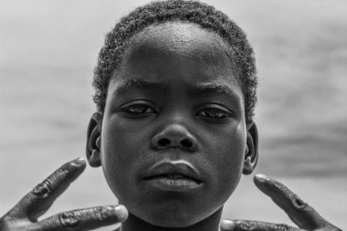 Malanje/Angola - 10 Mar 2018 - il Malanje Angola Afrika çocuk portresi. BW sürümü.