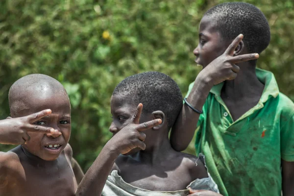 MALANJE / ANGOLA - 10 MAR 2018 - Ritratto di ragazzi africani nella provincia di Malanje Angola . — Foto Stock