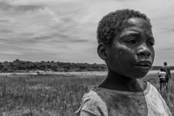 马兰热/安哥拉-2018年3月10日-安哥拉马兰热省非洲男孩肖像。黑白版本. — 图库照片