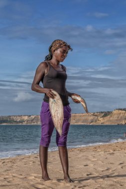 Caboledo/Angola - 24 Mar 2018 - Afrikalı kadın Cabo beach ledo, Angola balık satan. Afrika.