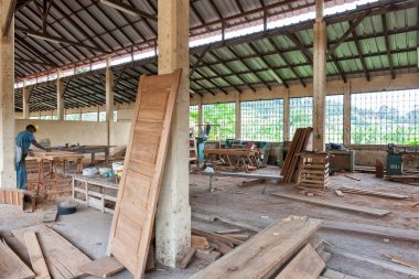 Cabinda/Angola - 08 Haziran 2010 - marangozluk fabrika Afrika operatörleri ile