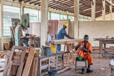 Cabinda/Angola - 08 Haziran 2010 - marangozluk fabrika Afrika operatörleri ile