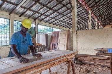 Cabinda/Angola - 08 Haziran 2010 - marangozluk fabrika Afrika operatörleri ile