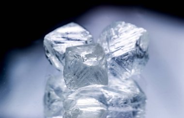 Ham elmaslar siyah arka plan üzerine izole.