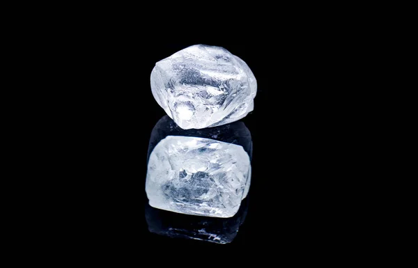 Surový diamant izolované na černém pozadí. — Stock fotografie