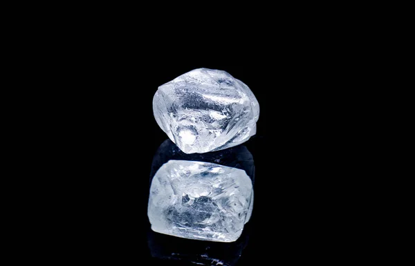 黒の背景に分離されたダイヤモンドの原石. — ストック写真