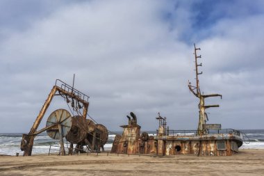 Harap ve gömülü ve Namibe çöl kıyısında terk edilmiş gemi. Afrika, Angola.