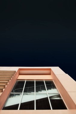 Aşağıdan modern binanın mimari fotoğrafı görünüyor..