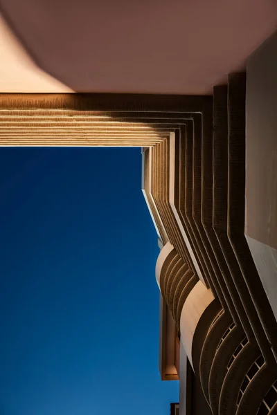 Architectuurfoto van modern gebouw van onderaf bekeken. — Stockfoto