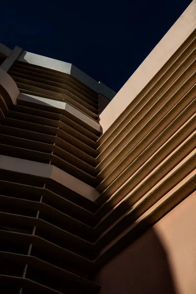 Architekturfoto des modernen Gebäudes von unten betrachtet. — Stockfoto