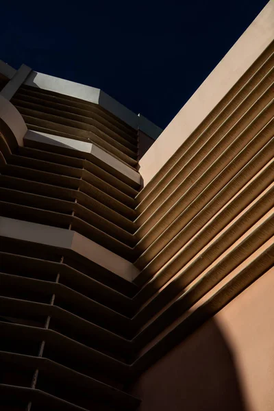 Fotografía de arquitectura de un edificio moderno vista desde abajo . — Foto de Stock