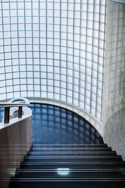 Escaleras cuesta abajo en edificio moderno . —  Fotos de Stock