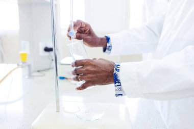 Afrikalı bilim adamı laboratuvarda test ediyor..