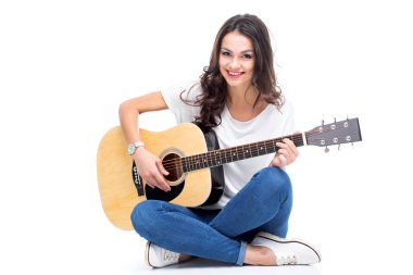Gitarlı genç kadın.