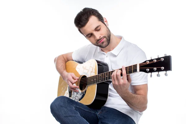 Jeune homme avec guitare — Photo